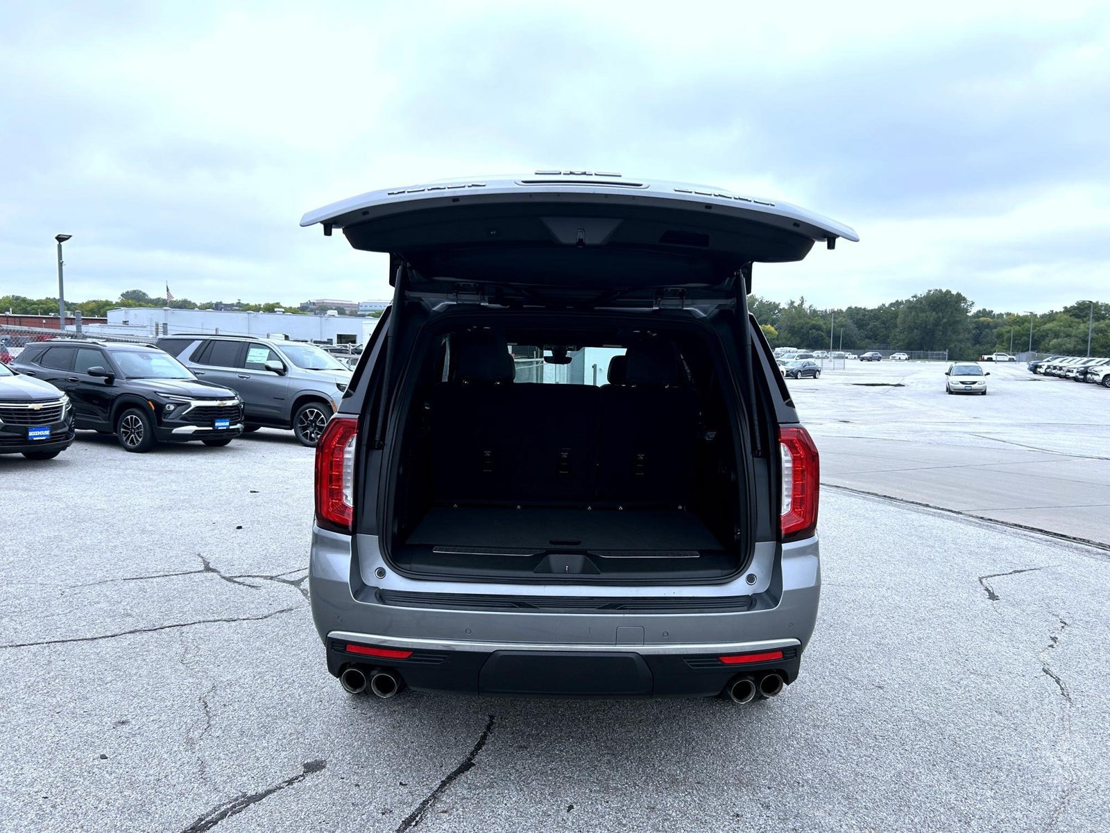Used 2022 GMC Yukon XL Denali w/ Denali Premium Package AWD/4WD image 23