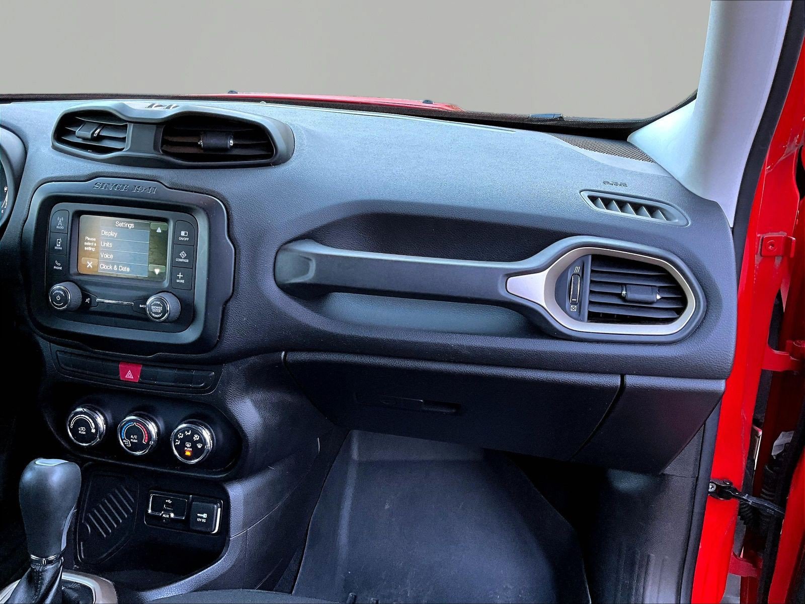 Used 2015 Jeep Renegade Latitude FWD image 25