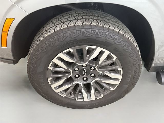 Used 2025 Chevrolet Suburban Z71 w/ Comfort Package image 35