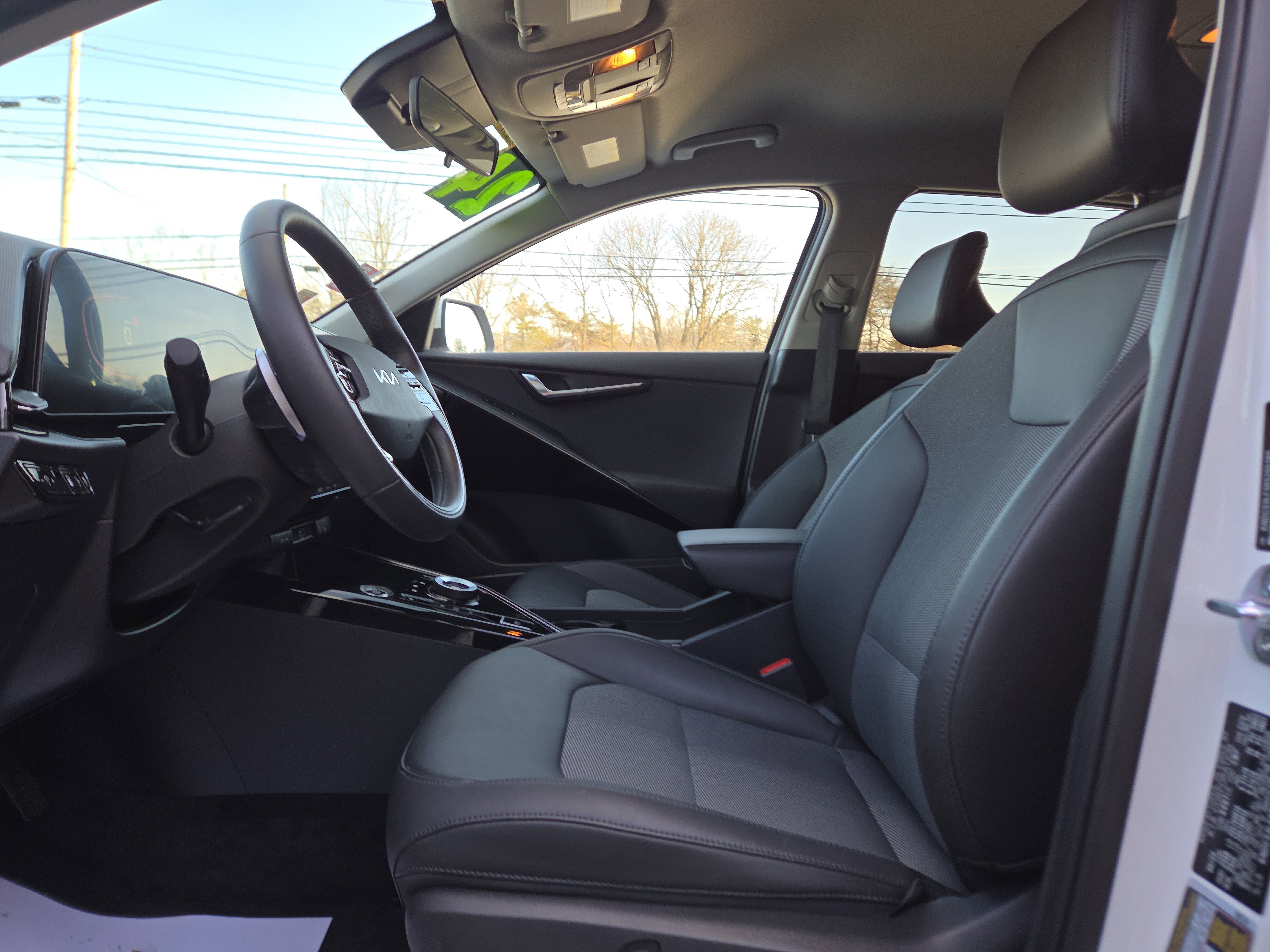 Used 2024 Kia Niro EX w/ EX Cold Weather Package image 12