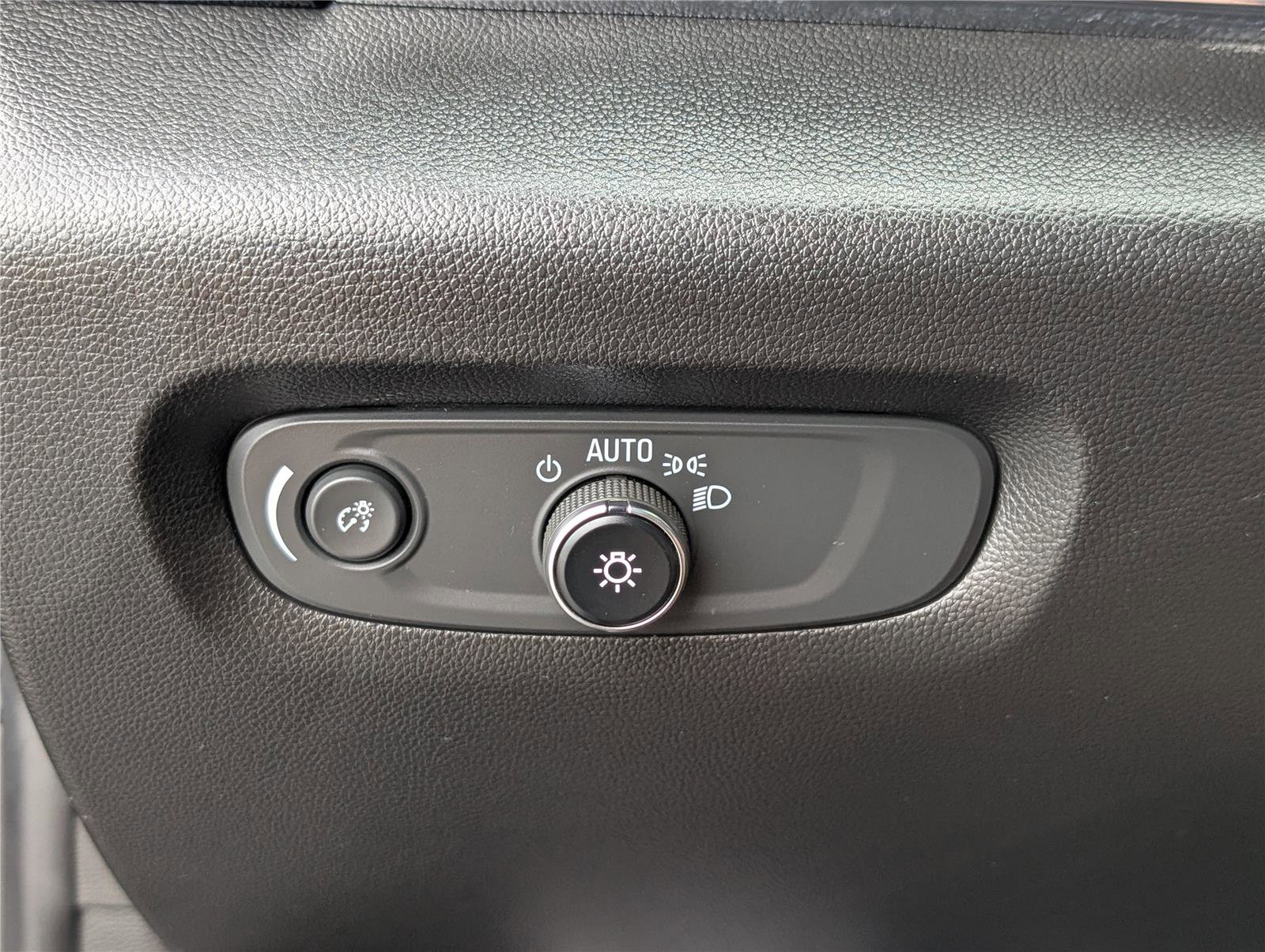 Used 2023 Chevrolet Traverse RS image 23