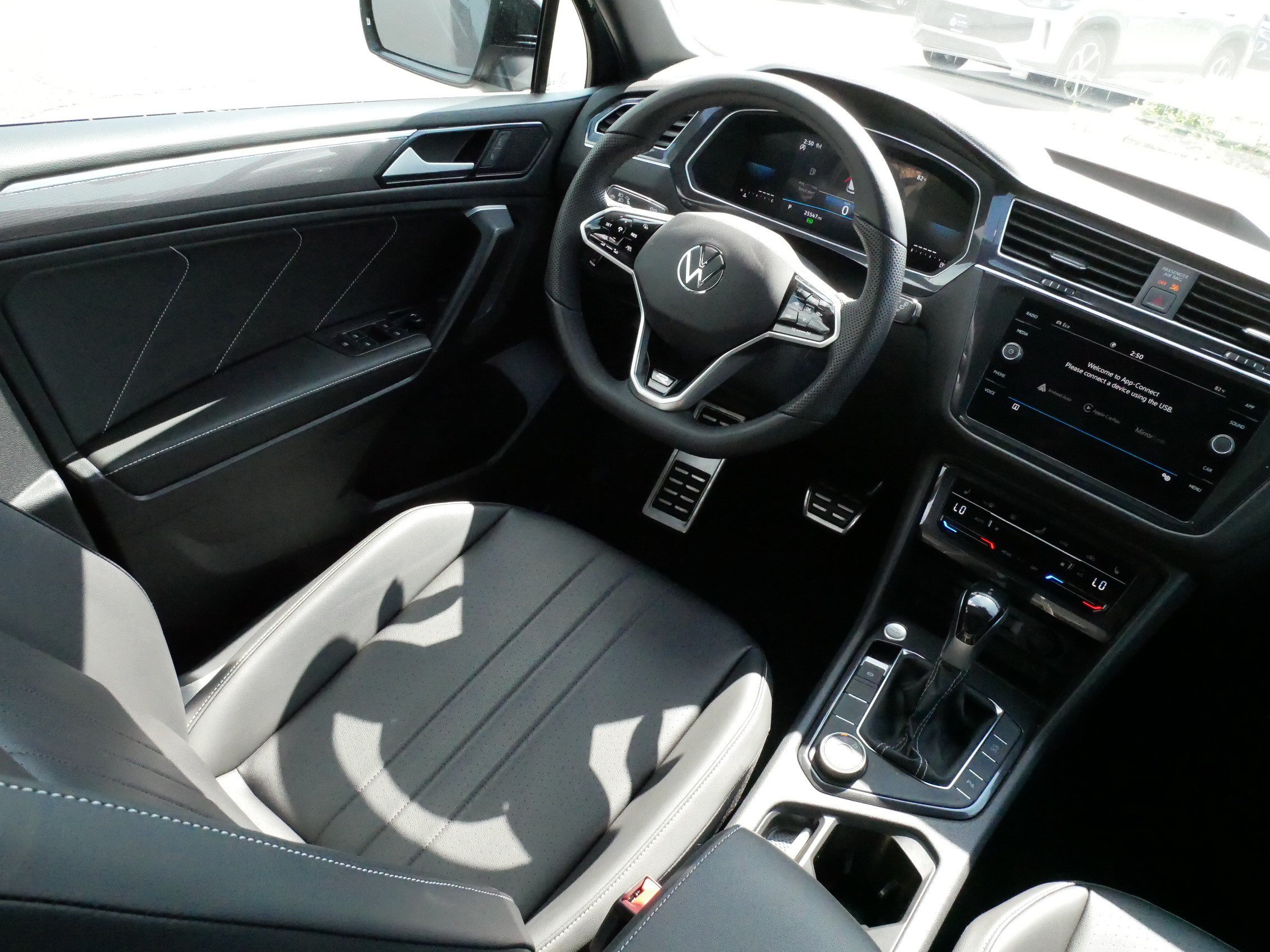 Certified 2023 Volkswagen Tiguan SE R-Line AWD/4WD image 9