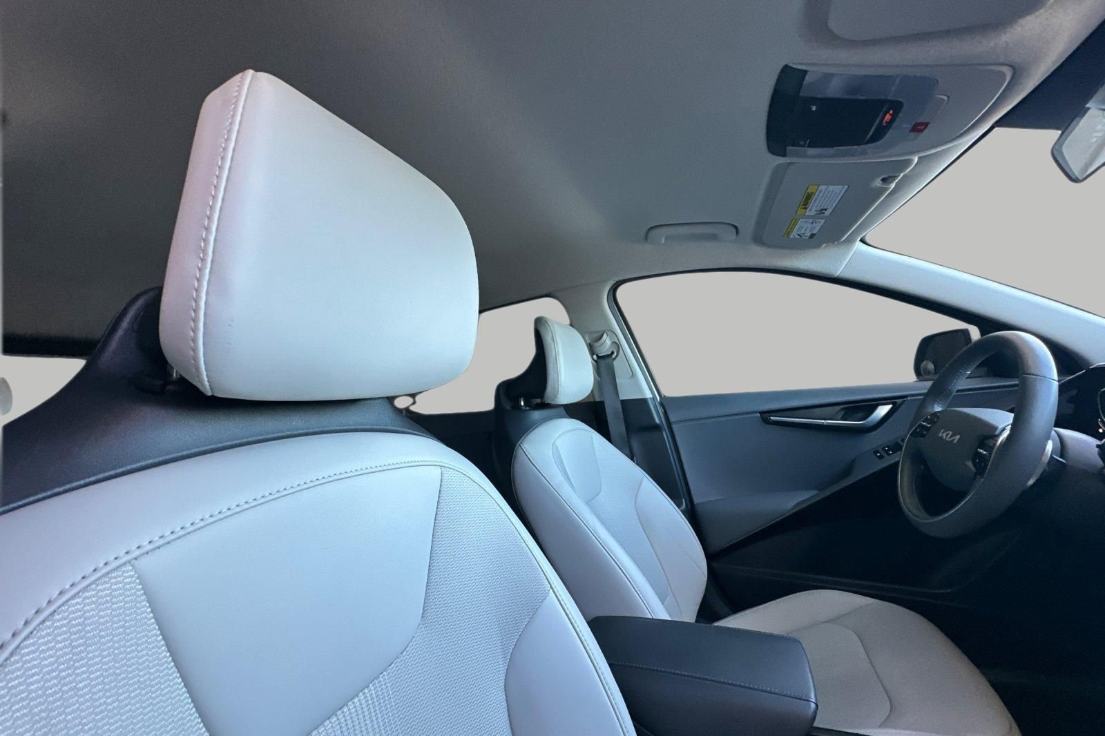 Used 2023 Kia Niro EX image 18