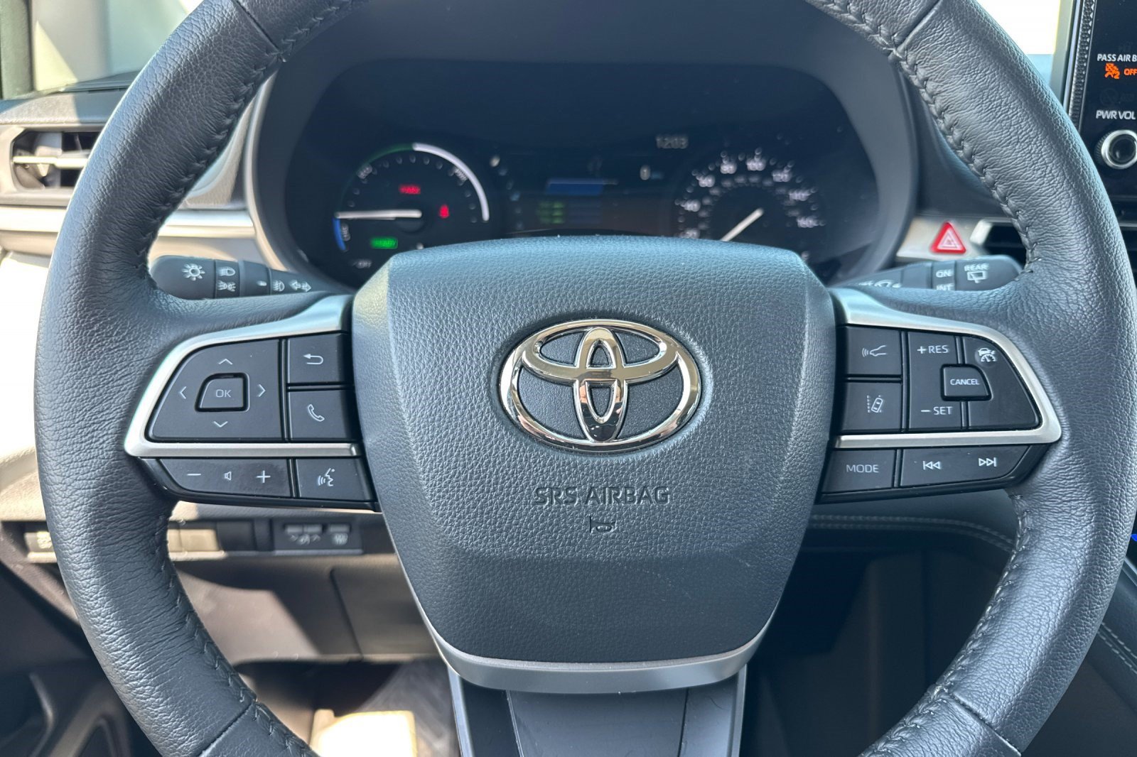 Used 2025 Toyota Sienna XLE FWD image 11