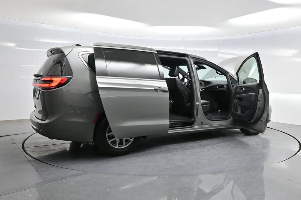Used 2025 Chrysler Pacifica Select FWD image 4
