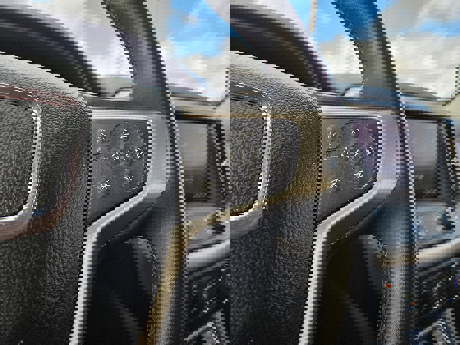 Used 2023 GMC Acadia Denali image 13