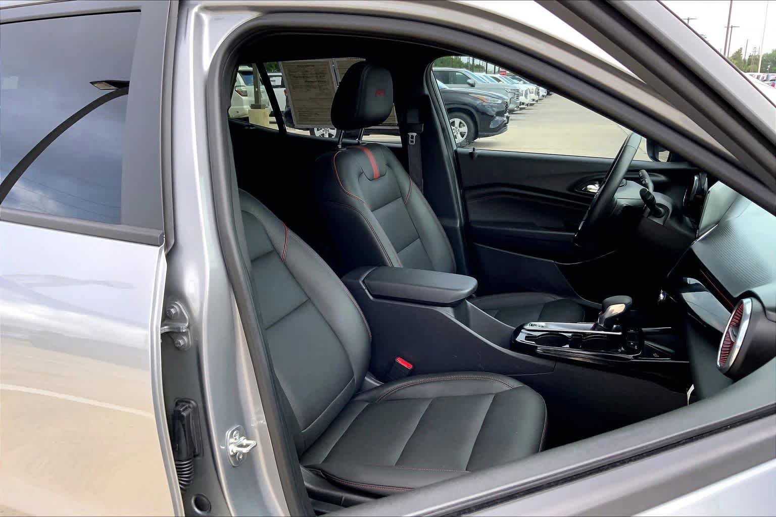 Used 2025 Chevrolet Trax RS w/ Sunroof Package FWD image 9