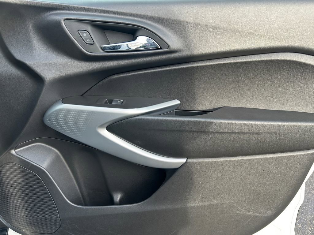 Used 2025 Chevrolet Trax RS w/ Sunroof Package FWD image 25