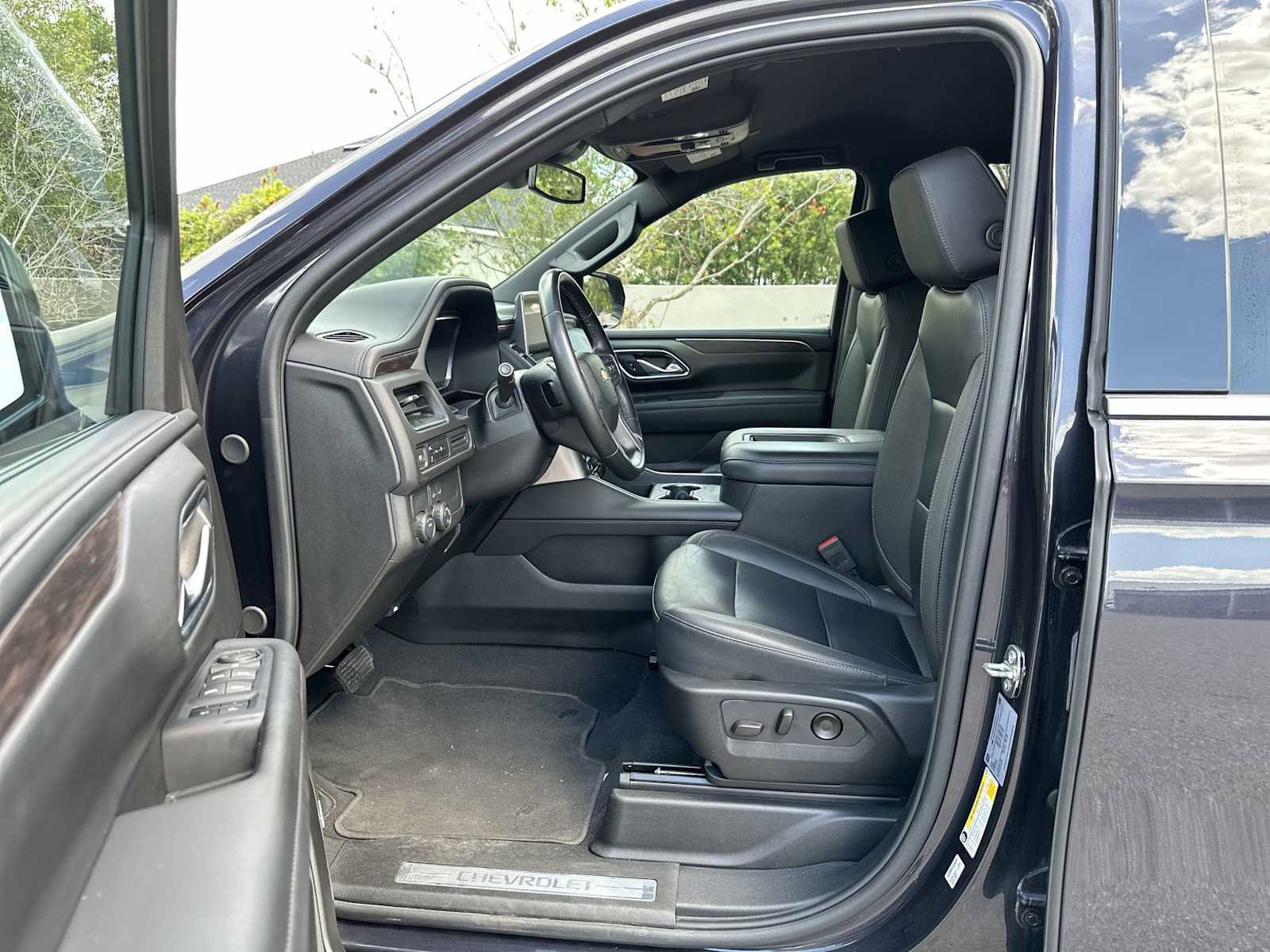 Certified 2024 Chevrolet Suburban LT RWD image 2