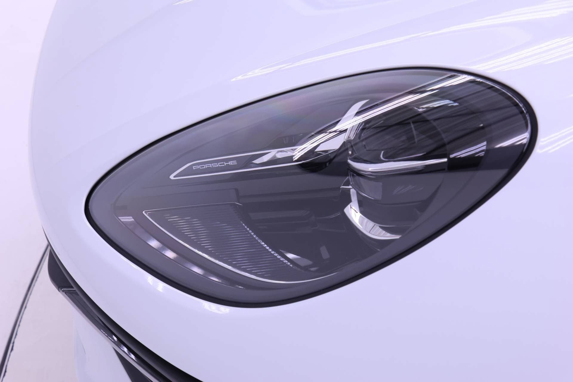 Used 2025 Porsche Macan AWD/4WD image 21