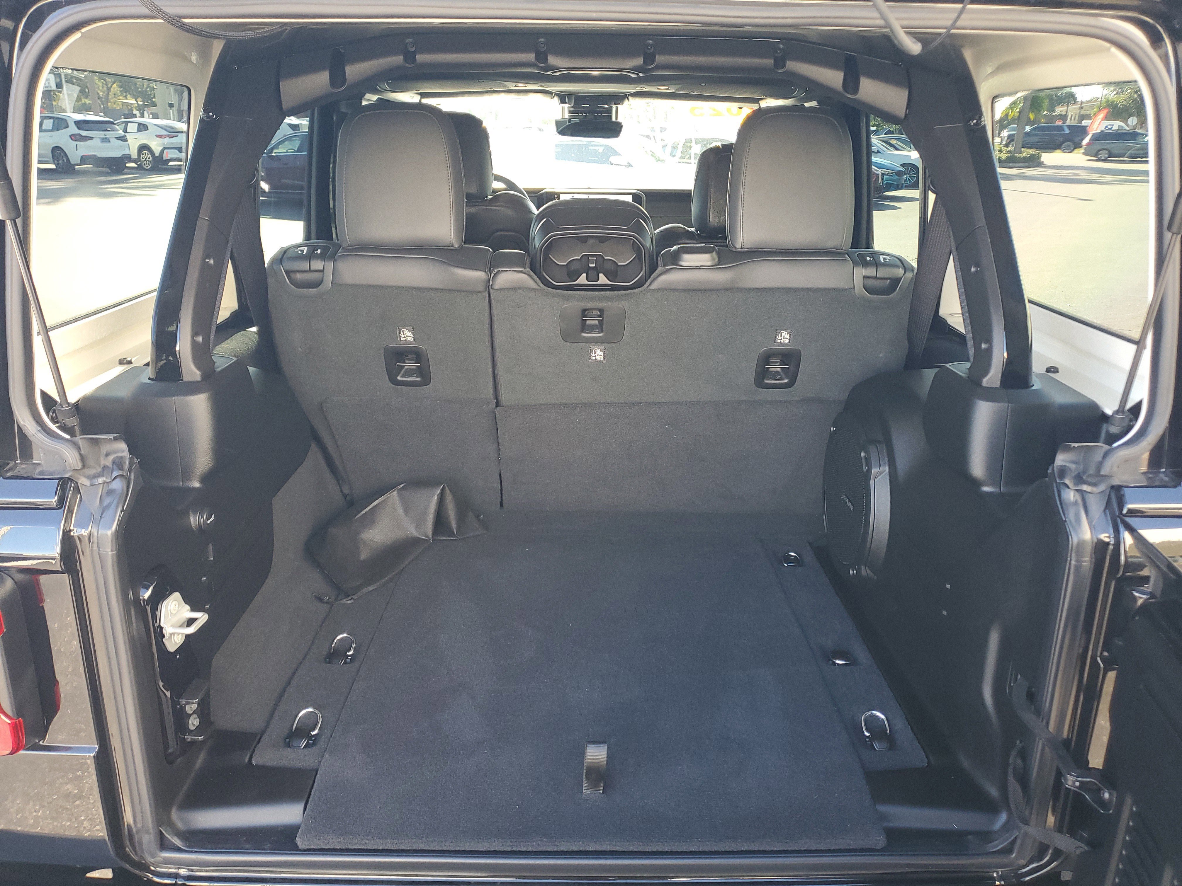 Used 2025 Jeep Wrangler Sahara image 8