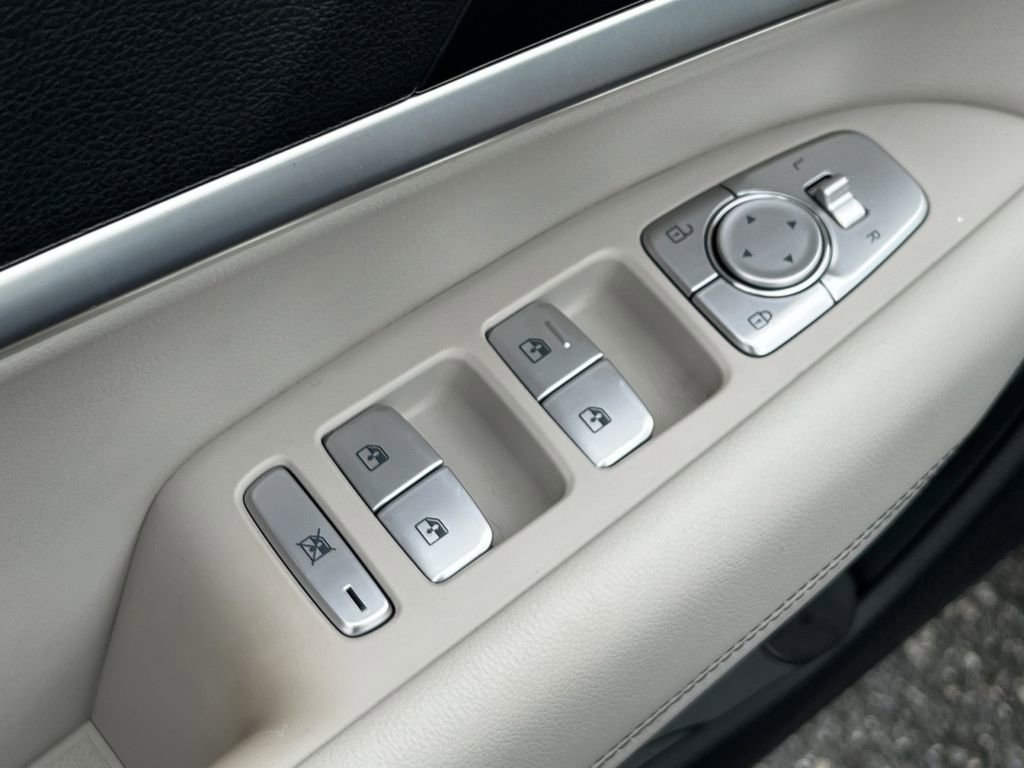 Used 2019 Genesis G70 2.0T Advanced image 13