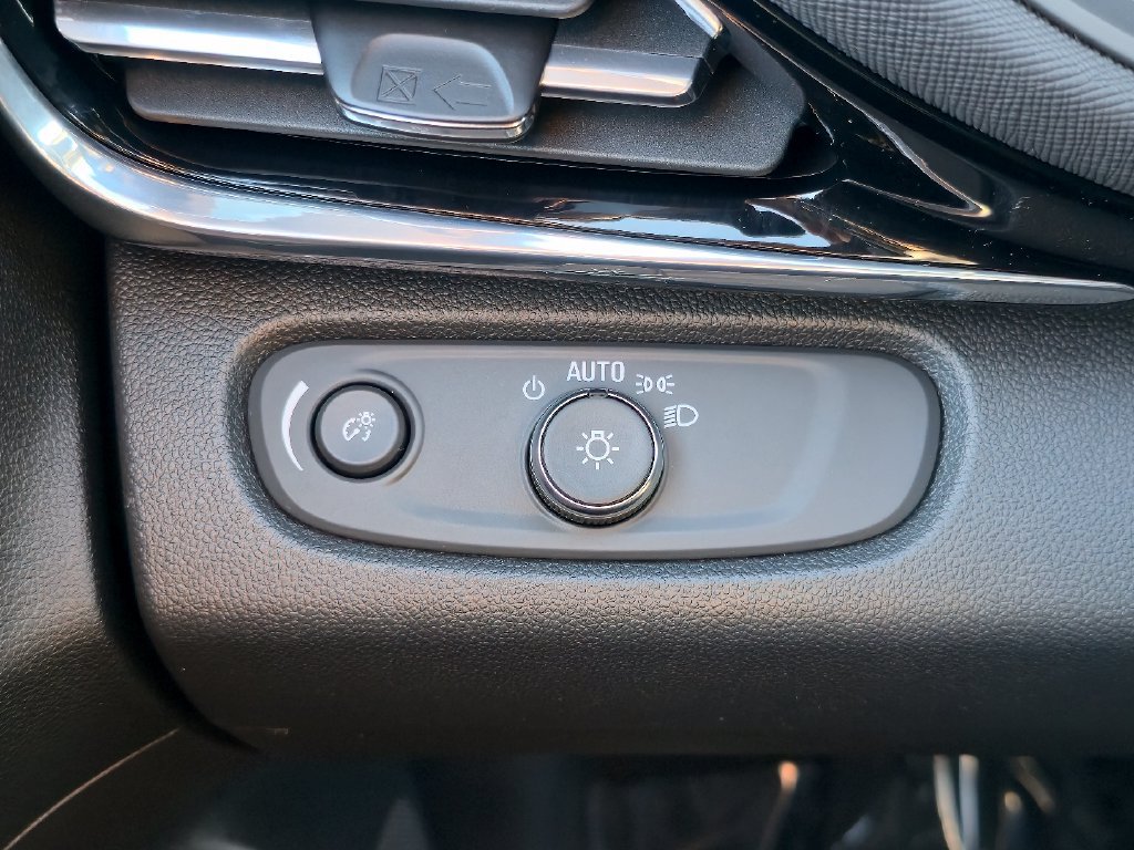 Used 2025 Buick Envista Sport Touring w/ Convenience I Package FWD image 19