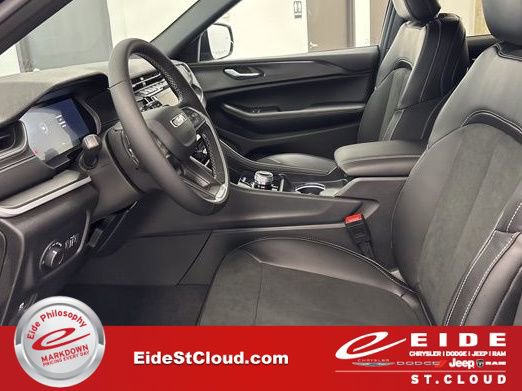 New 2025 Jeep Grand Cherokee Altitude image 17