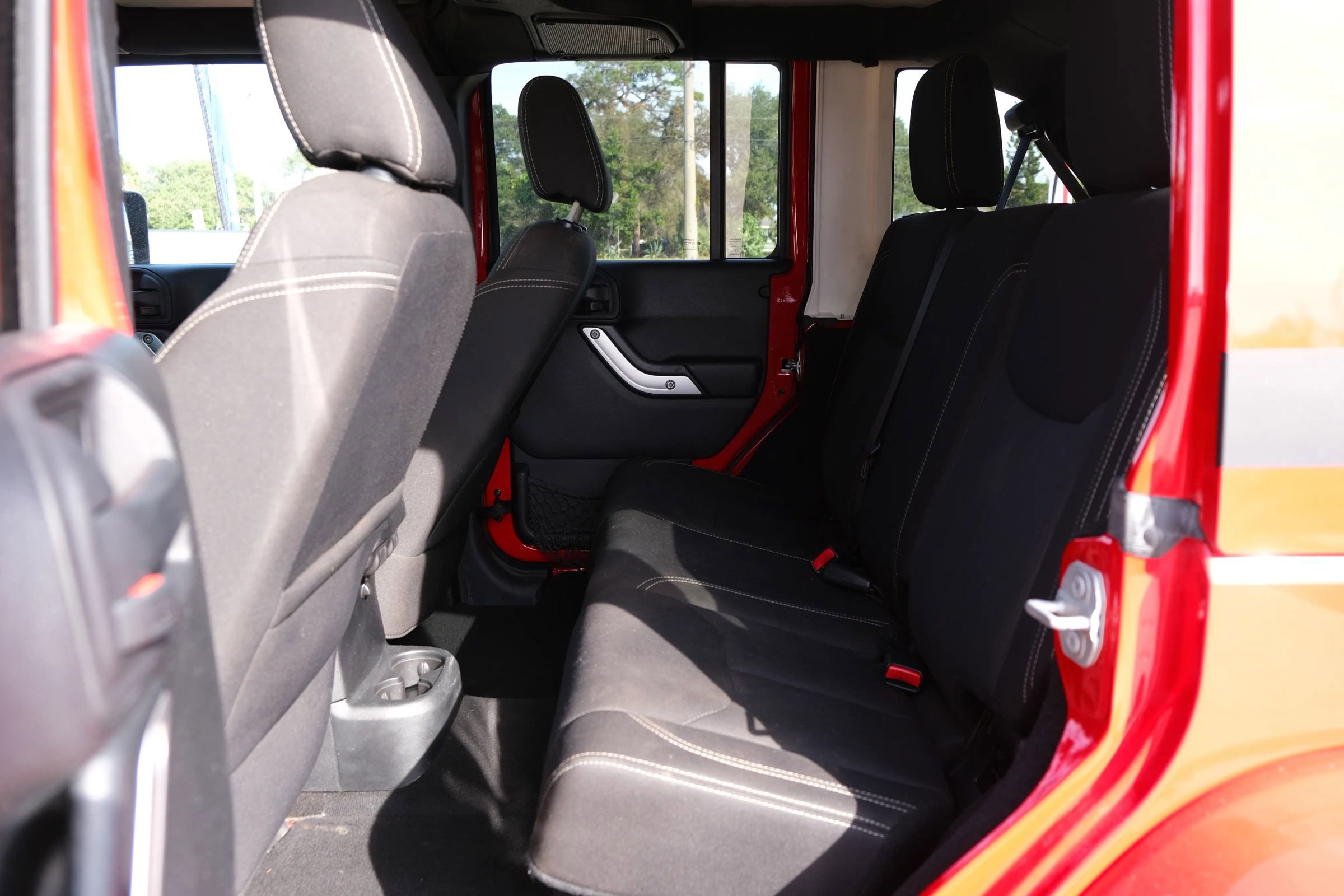 Used 2016 Jeep Wrangler Unlimited Sahara w/ Connectivity Group image 25