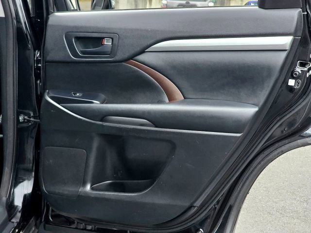 Used 2015 Toyota Highlander LE image 29