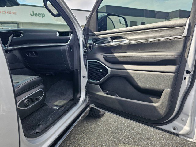 Certified 2024 Jeep Wagoneer Series III w/ Premium Group I AWD/4WD image 12