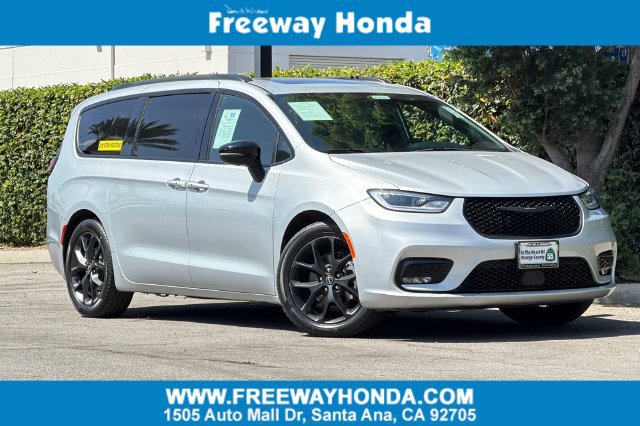Used 2026 Chrysler Pacifica Limited w/ S Appearance Package FWD image 1