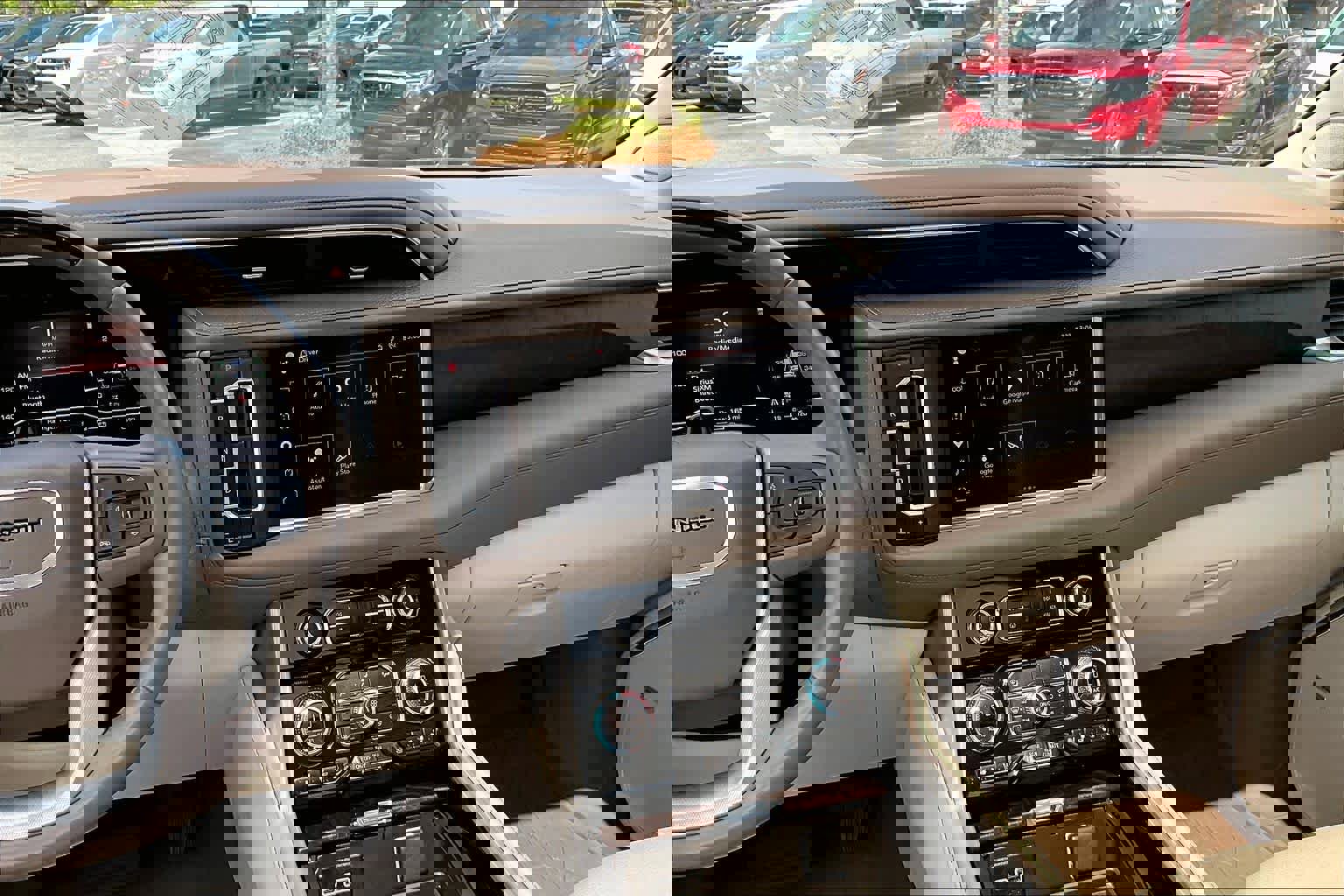 Used 2023 GMC Yukon Denali w/ Advanced Technology Package image 7