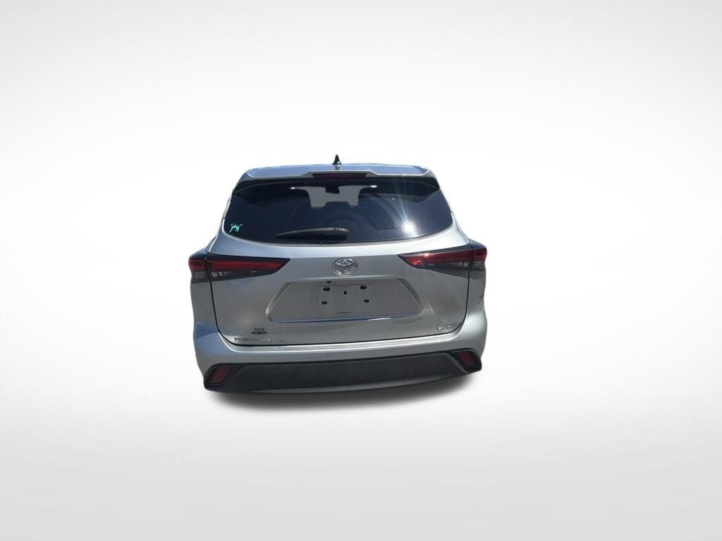 Used 2023 Toyota Highlander L AWD/4WD image 4