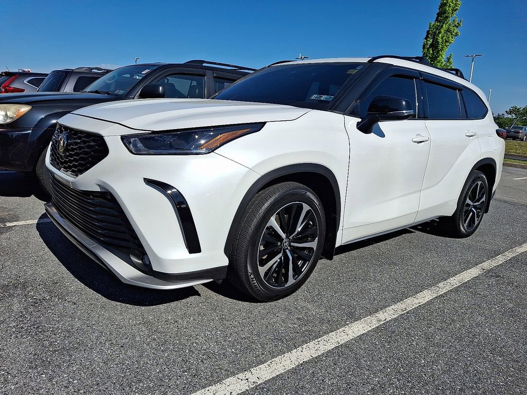 Used 2022 Toyota Highlander XSE AWD/4WD image 3