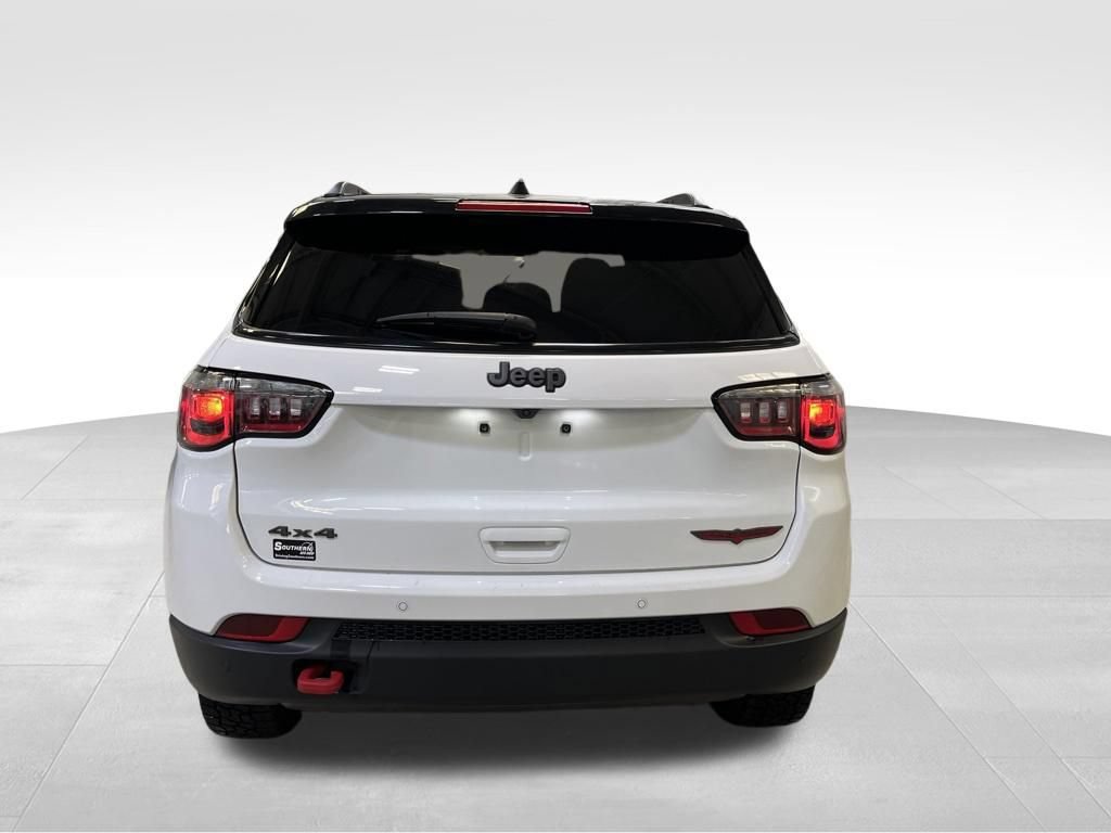 Used 2025 Jeep Compass Trailhawk AWD/4WD image 4