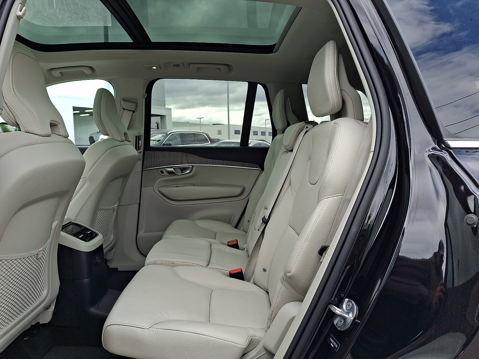 Certified 2024 Volvo XC90 T8 Plus AWD/4WD image 10