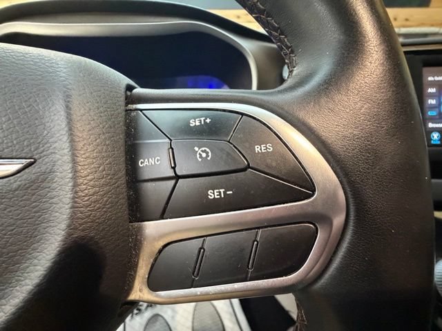 Used 2018 Chrysler Pacifica Touring-L FWD image 27