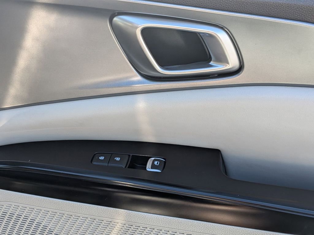 Used 2024 Kia Carnival LX image 31