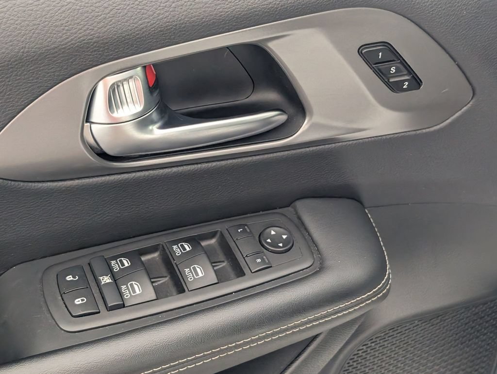 Used 2025 Chrysler Pacifica Select FWD image 13