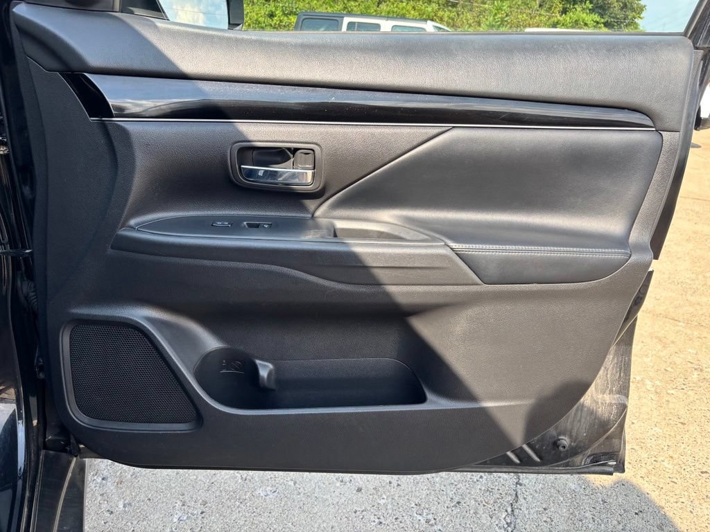 Used 2019 Mitsubishi Outlander FWD image 25