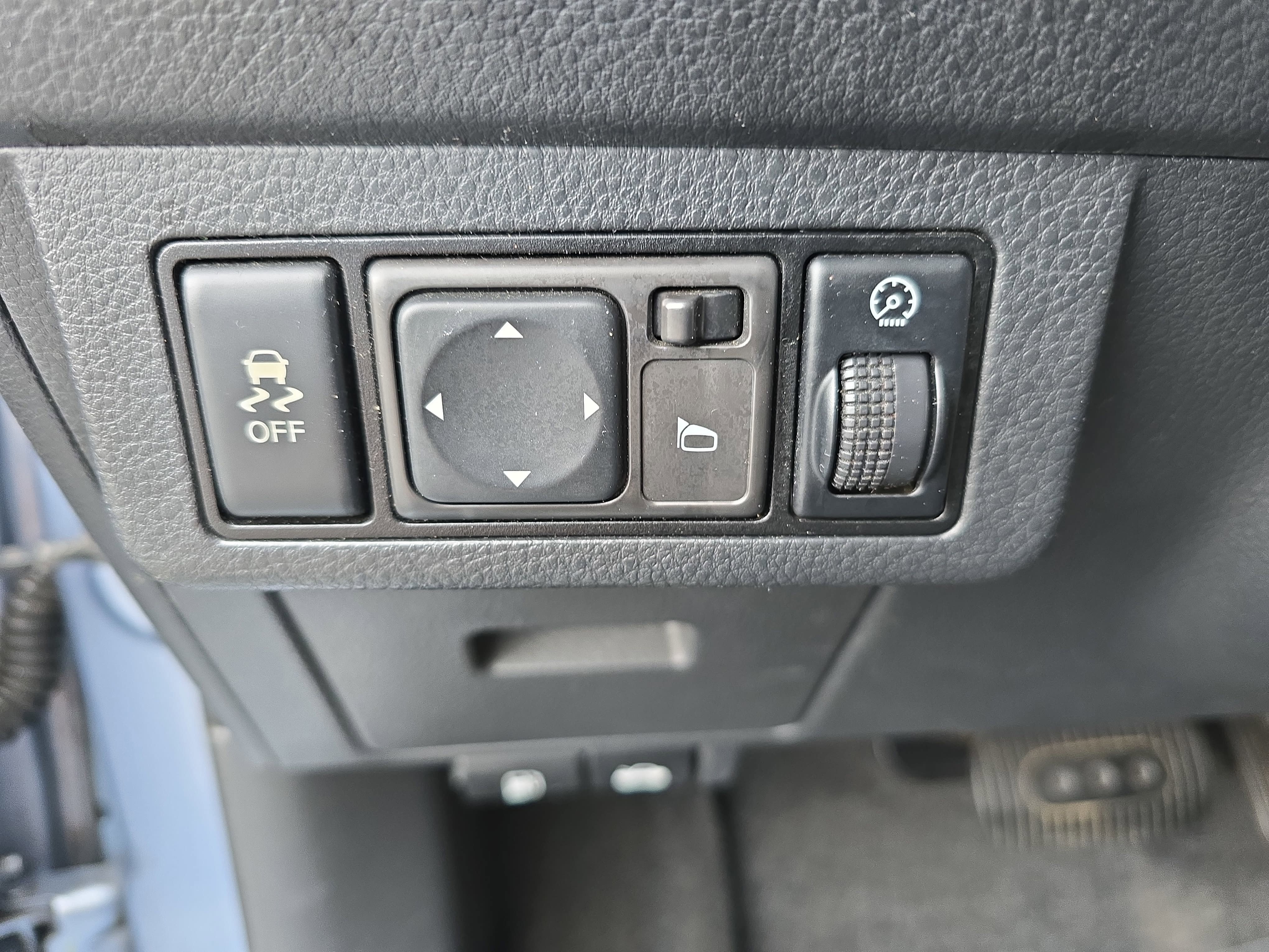 Used 2011 Nissan Versa Hatchback w/ Premium Pkg FWD image 23