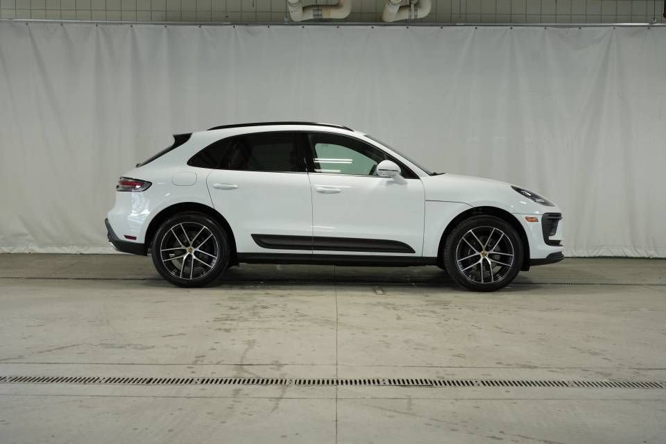 Certified 2025 Porsche Macan AWD/4WD image 8