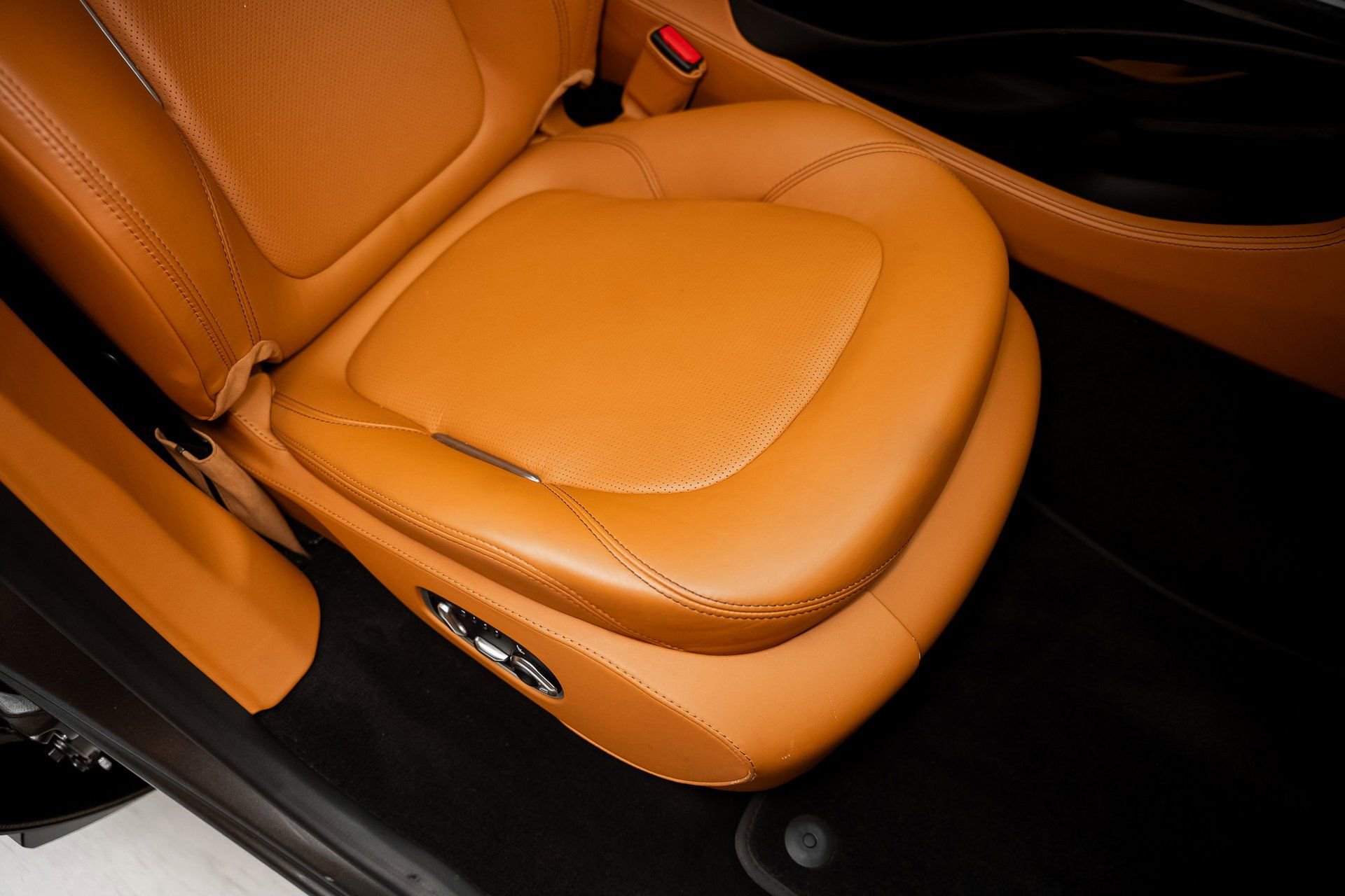 Used 2021 Aston Martin DBX image 60