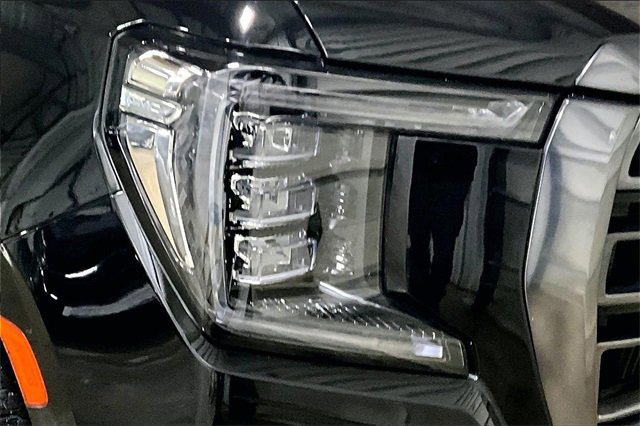 Used 2023 GMC Yukon XL AT4 image 4