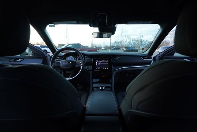 Used 2025 Jeep Grand Cherokee Laredo w/ Luxury Tech Group I image 24