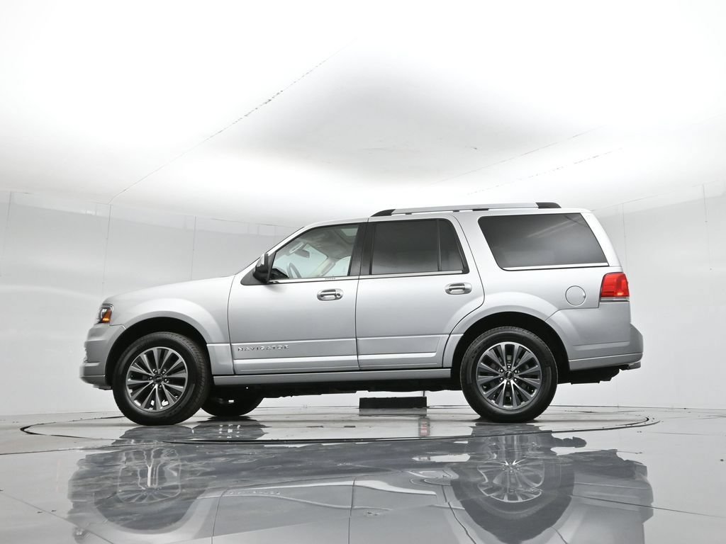Used 2017 Lincoln Navigator Select RWD image 37