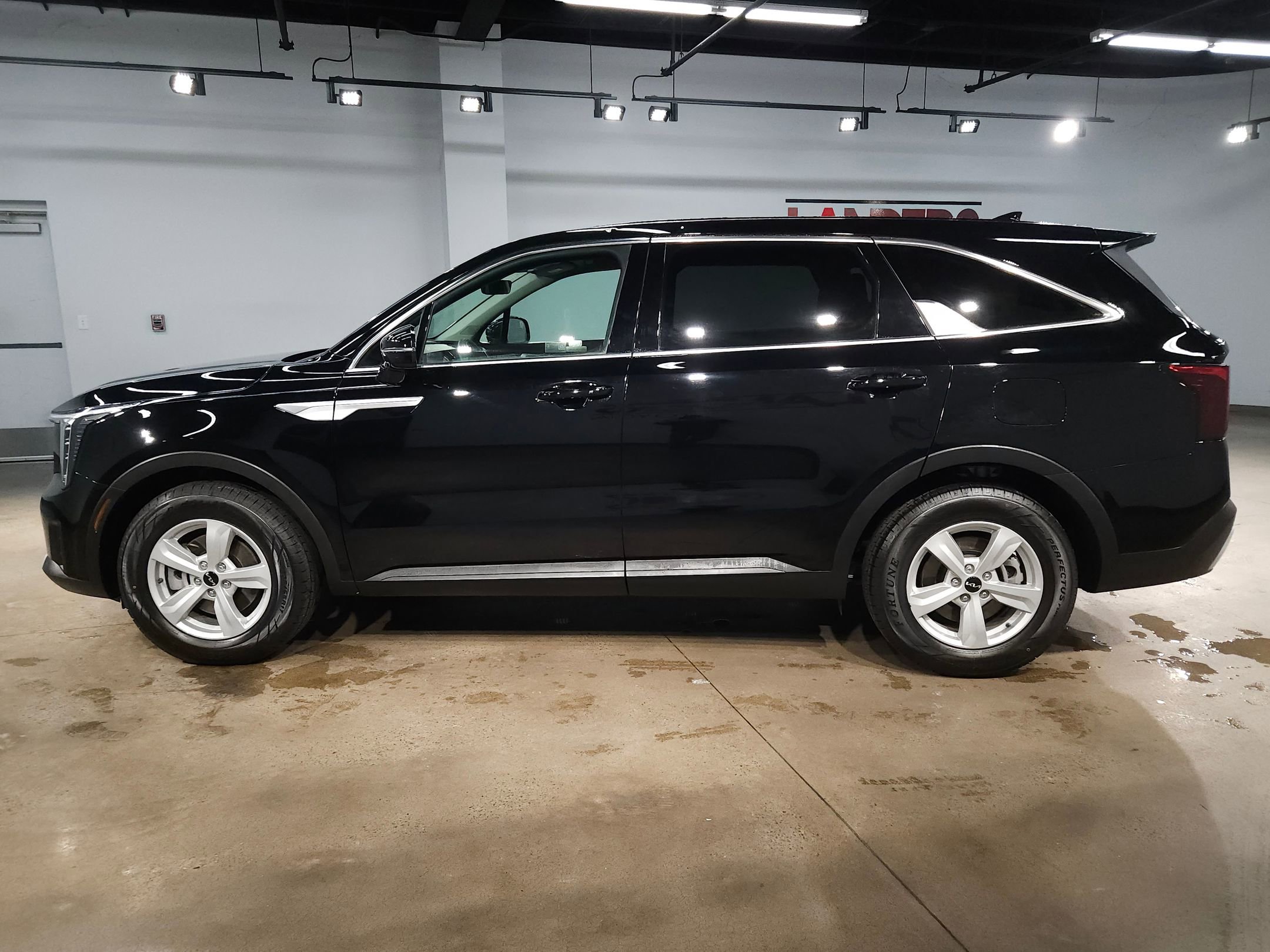 Used 2024 Kia Sorento LX image 4