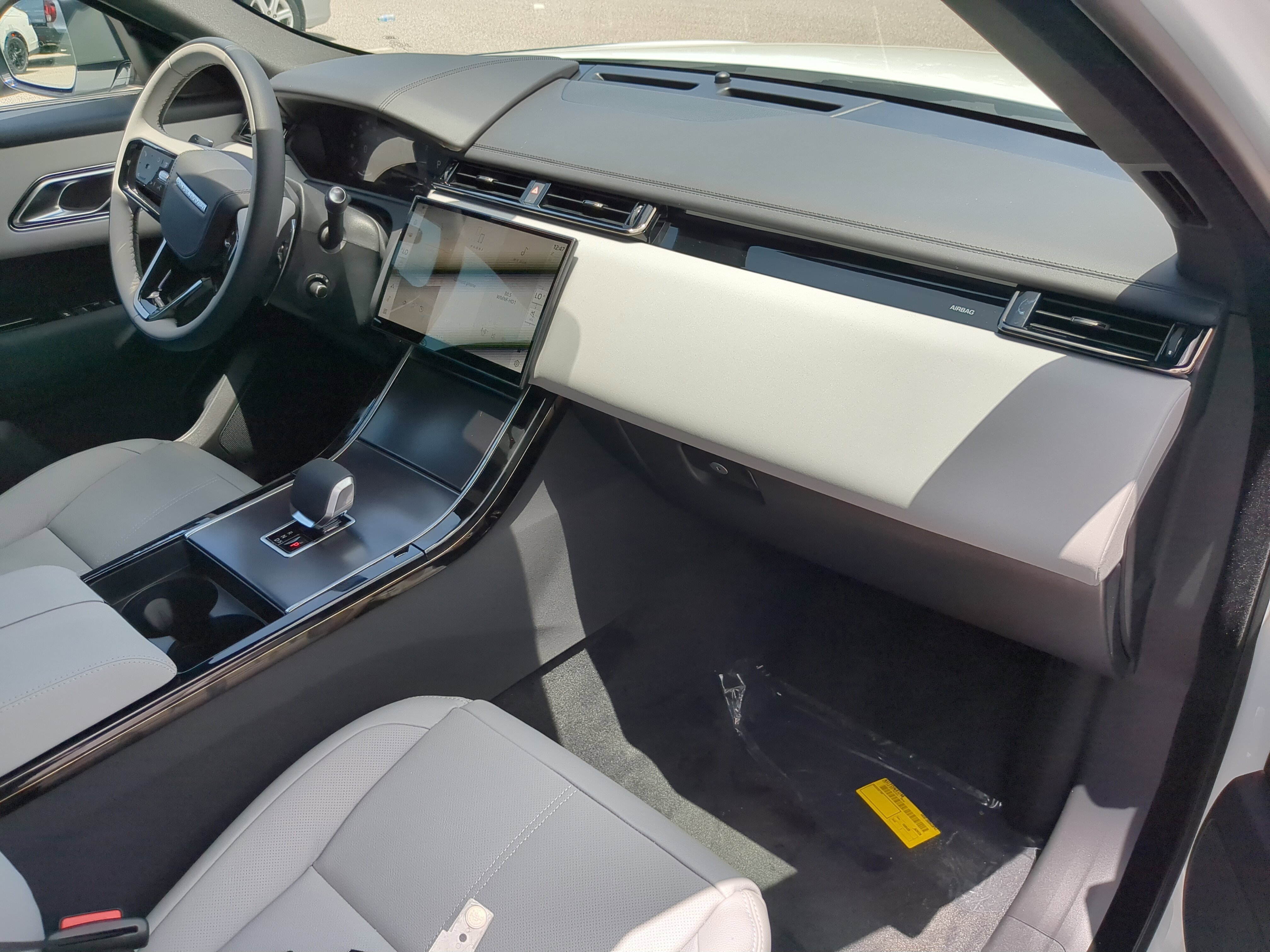 New 2026 Land Rover Range Rover Velar Dynamic SE image 12