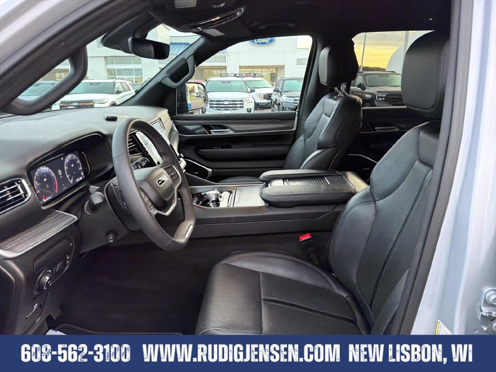 Used 2024 Jeep Wagoneer Series III AWD/4WD image 9
