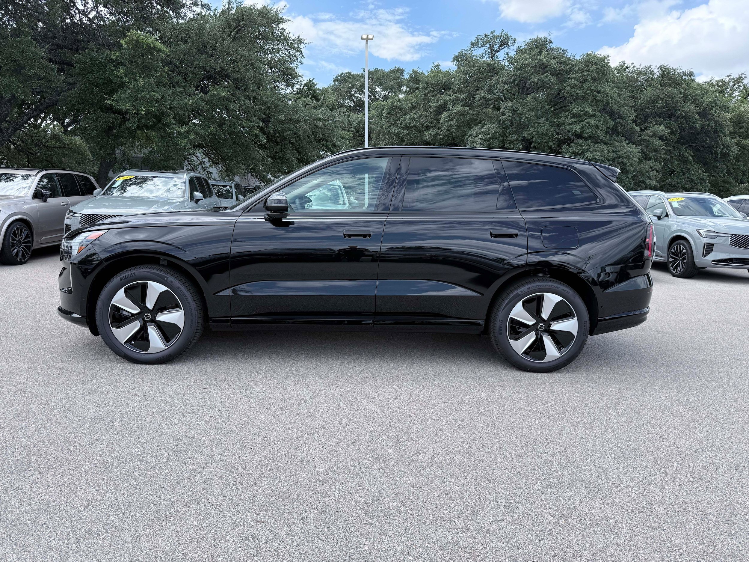 New 2026 Volvo EX90 Plus AWD/4WD image 3