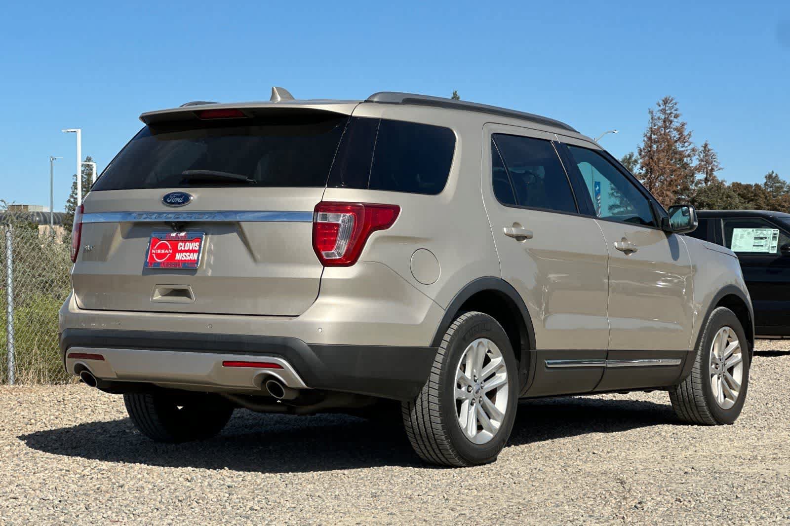 Used 2017 Ford Explorer XLT FWD image 3