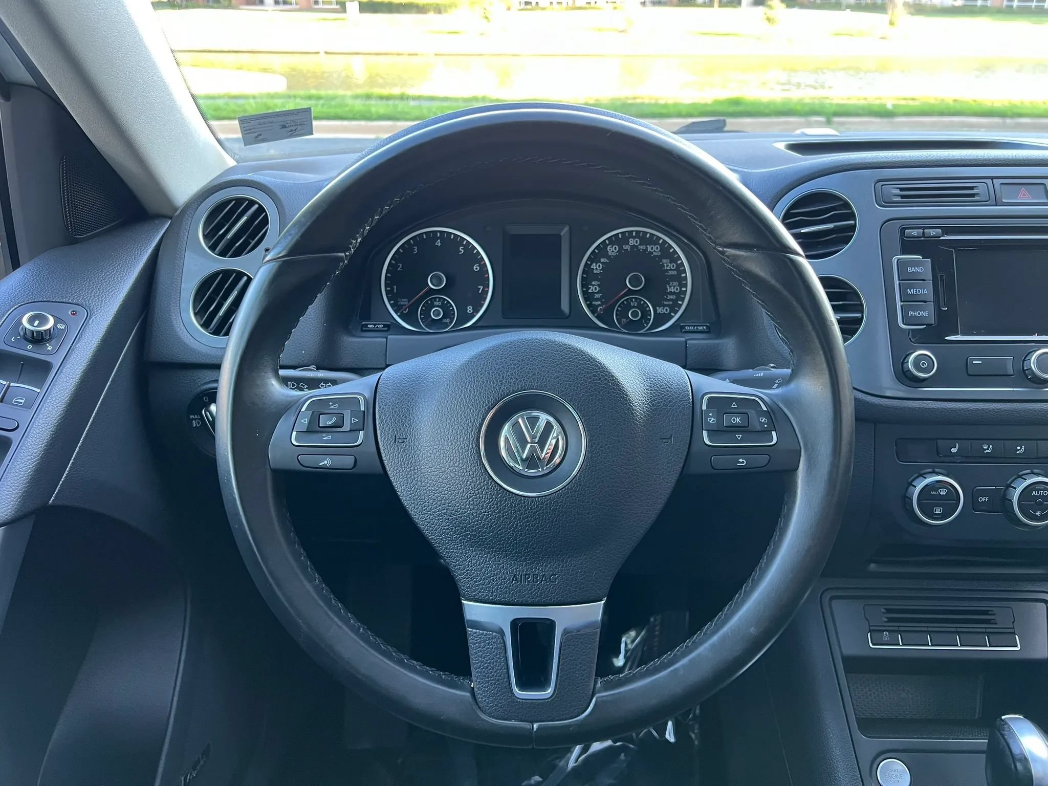 Used 2015 Volkswagen Tiguan SEL AWD/4WD image 16