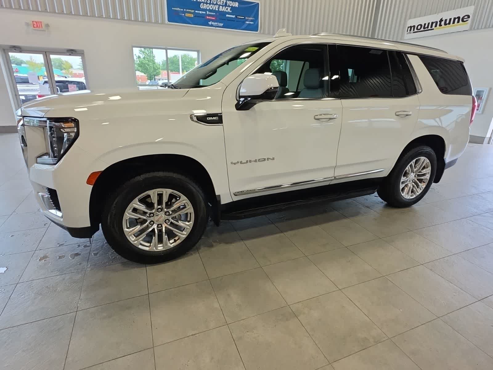 Used 2024 GMC Yukon SLT w/ SLT Premium Package AWD/4WD image 17