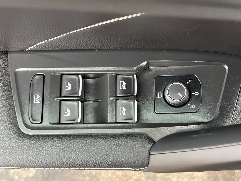 Used 2023 Volkswagen Tiguan SE R-Line image 13