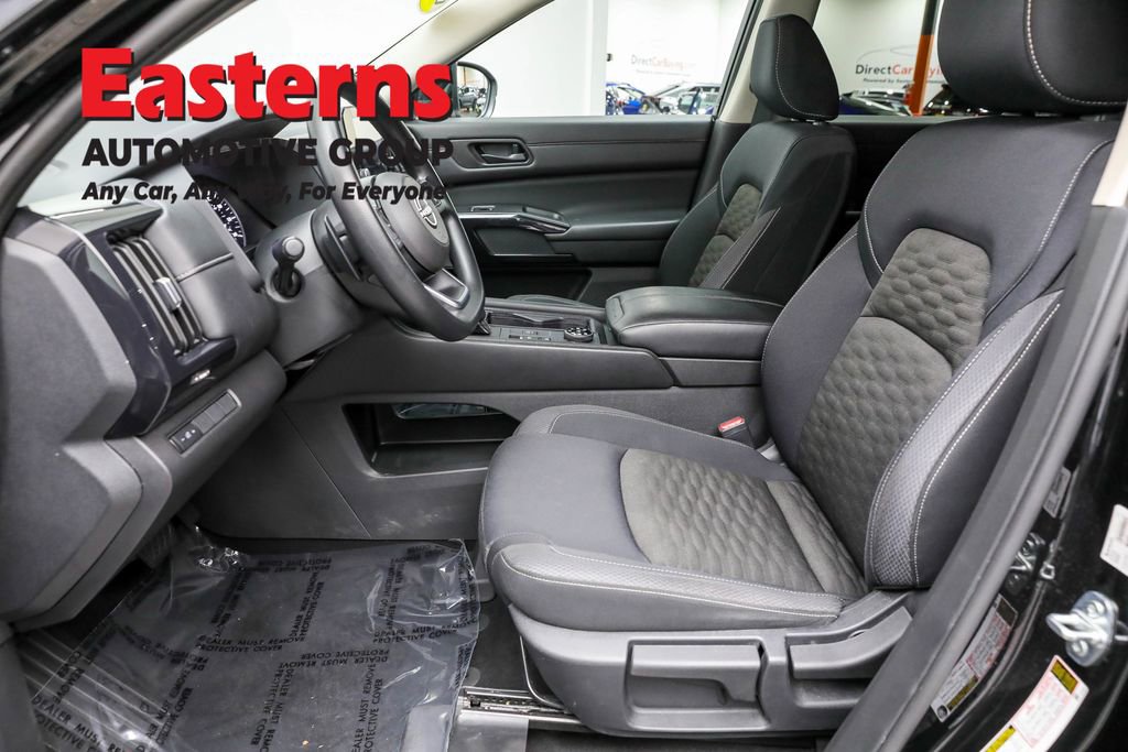 Used 2024 Nissan Pathfinder S image 14