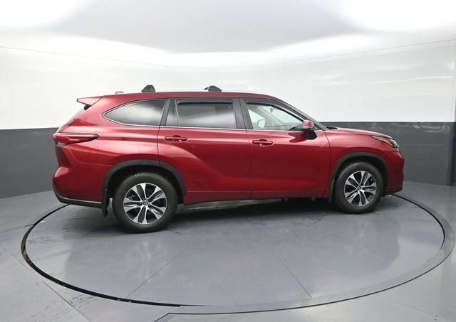 Used 2023 Toyota Highlander XLE AWD/4WD image 9