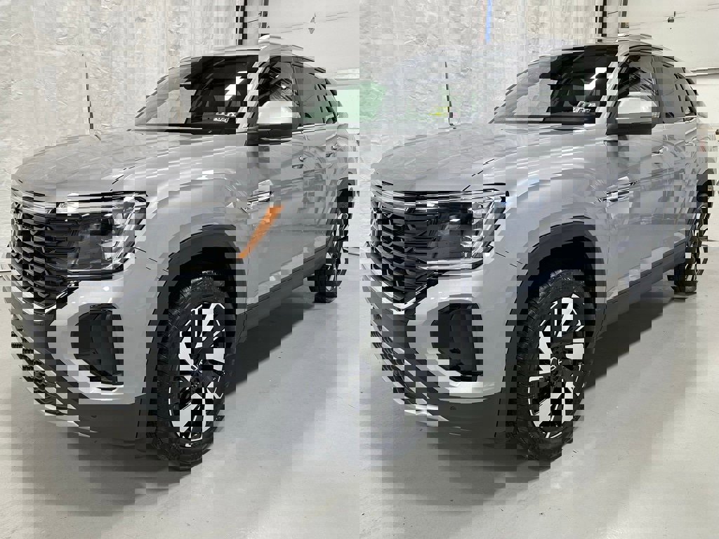 Used 2025 Volkswagen Atlas Cross Sport SE image 3