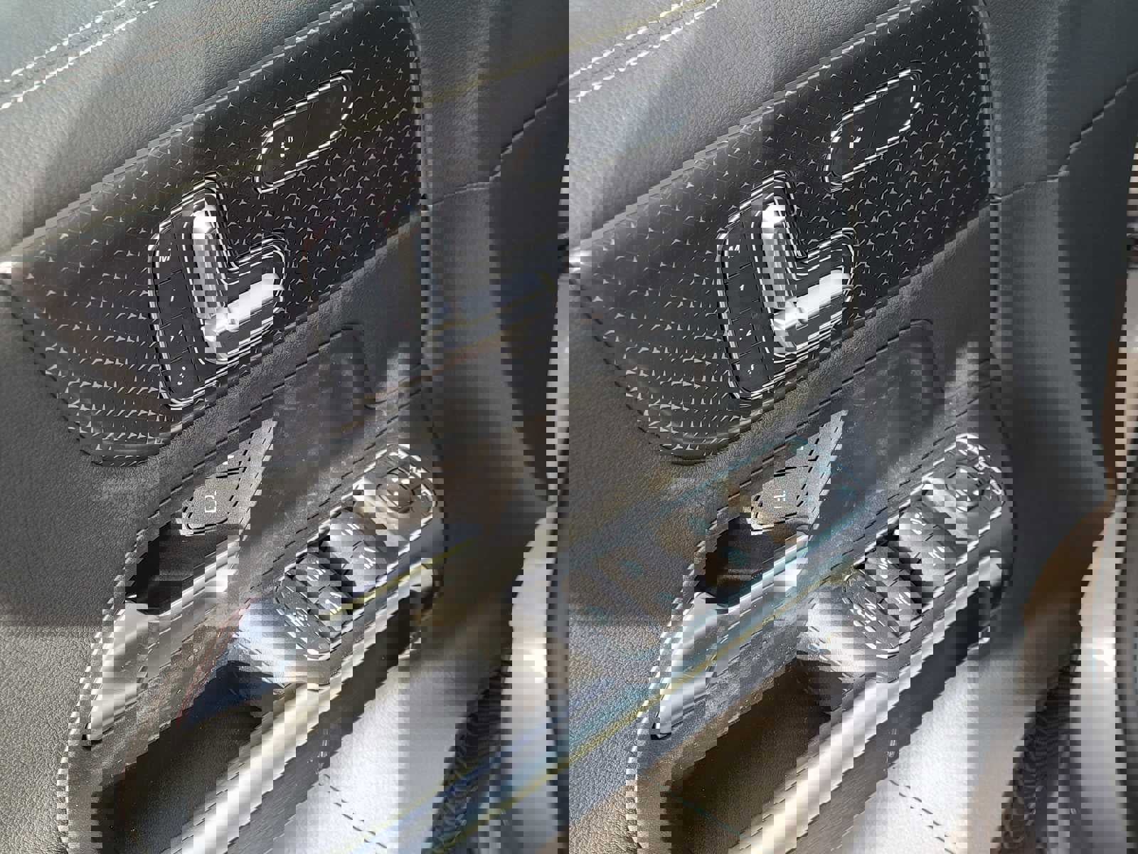 Used 2025 Mercedes-Benz EQB 350 4MATIC SUV image 25