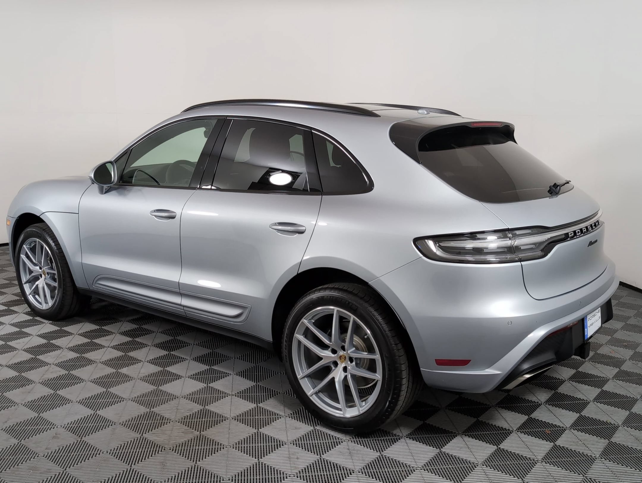 Certified 2025 Porsche Macan AWD/4WD image 3